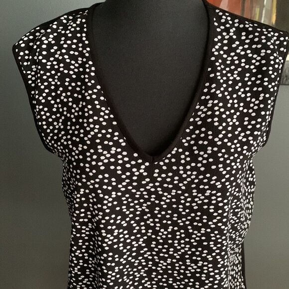 Vince Camuto black with white dot crepe front, solid stretch knit back top. Med - Picture 2 of 6